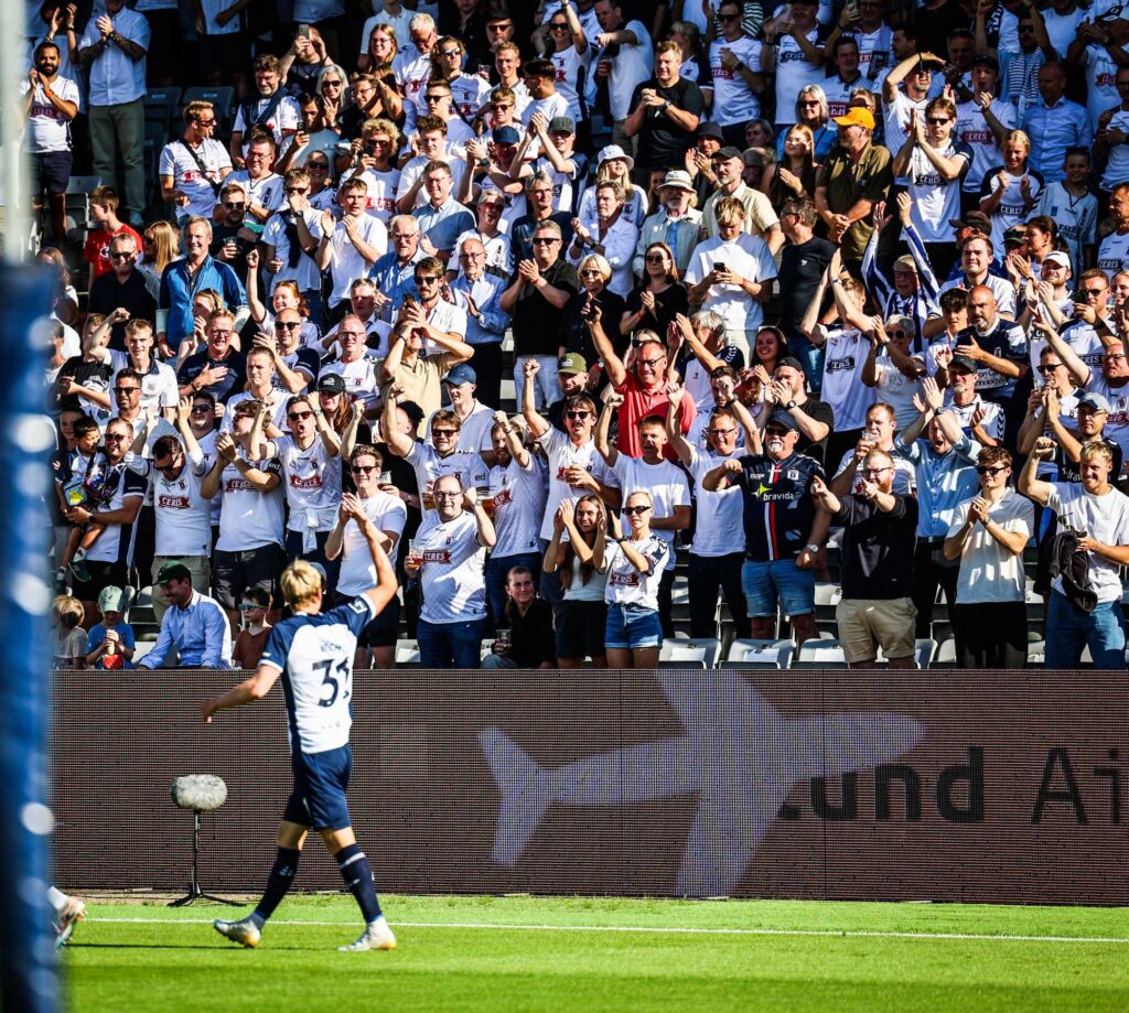 Tobias Bech jubler efter scoring på Ceres Park.