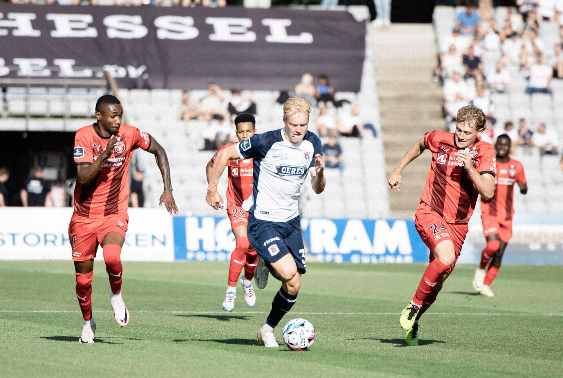 Tobias Bech driver bolden frem mod FC Midtjylland.