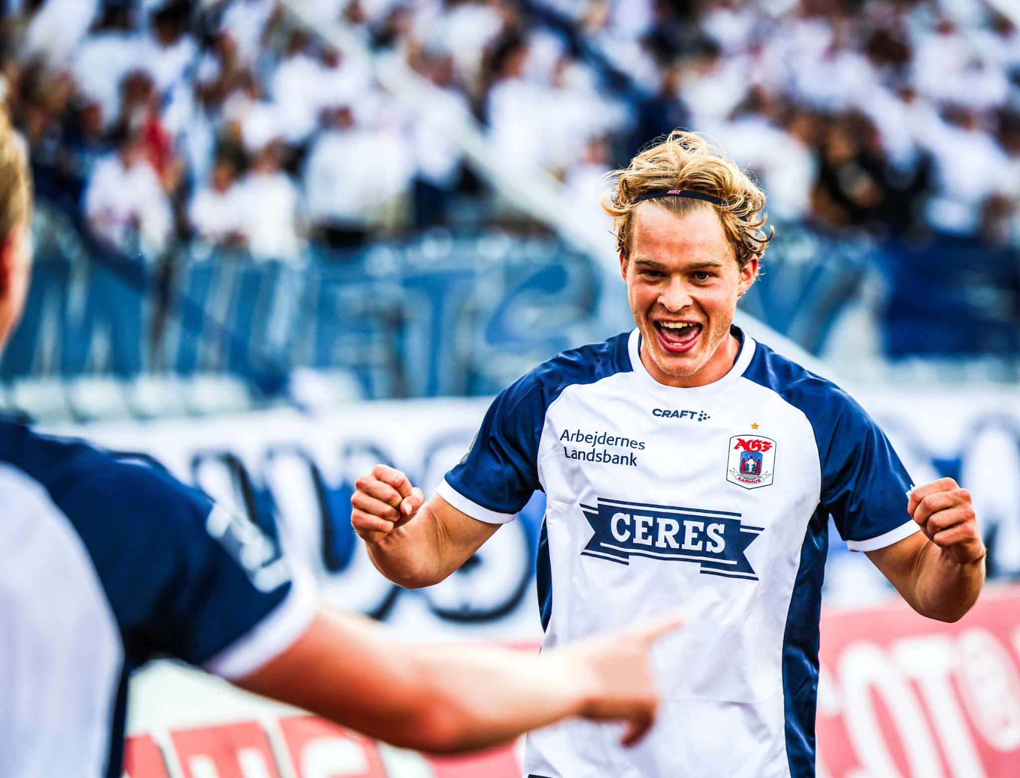 Mads Emil Madsen smiler og jubler efter scoring på hjemmebane.