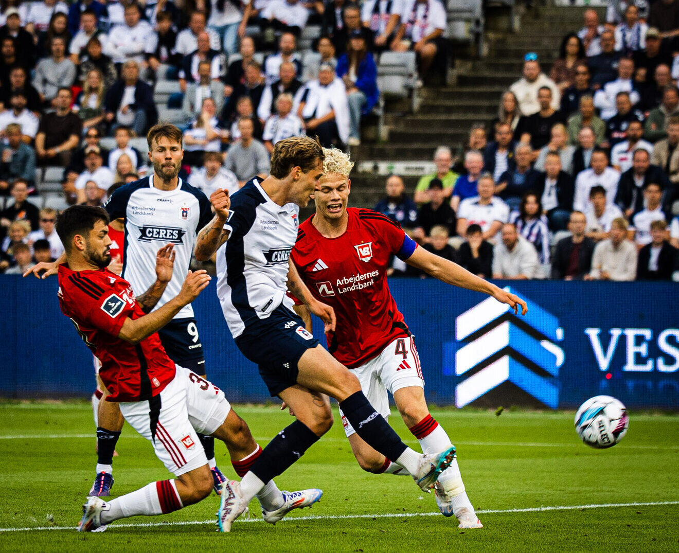 Felix Beijmo skyder mod Vejle Boldklub.
