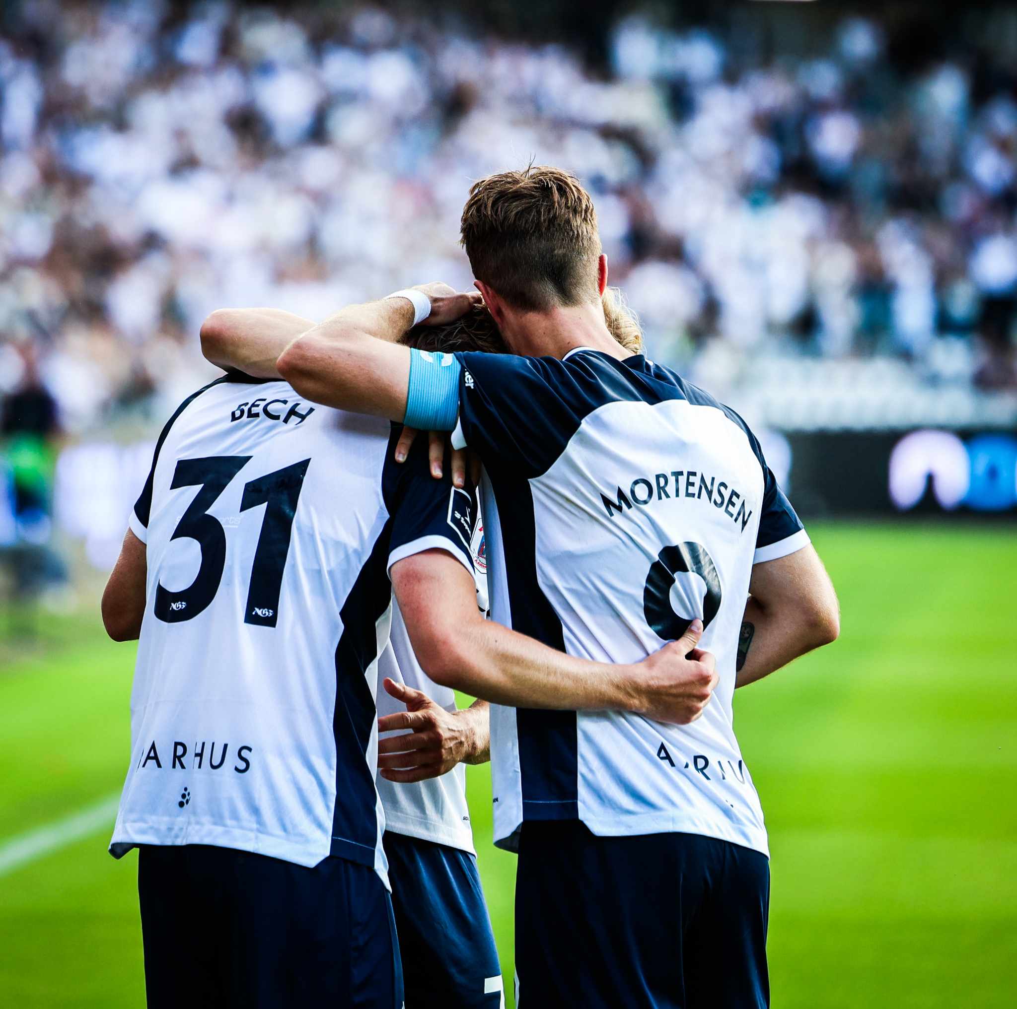 Holdjubel efter Tobias Bech-scoring på Ceres Park.