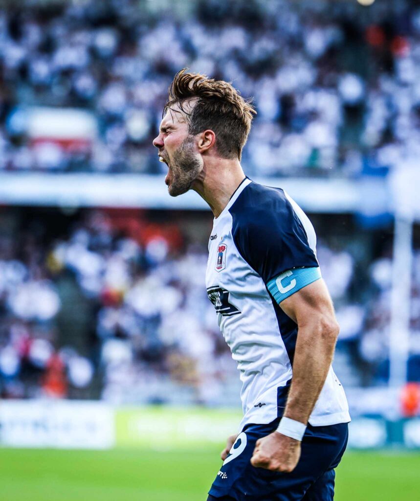 Patrick Mortensen jubler efter scoring på Ceres Park.