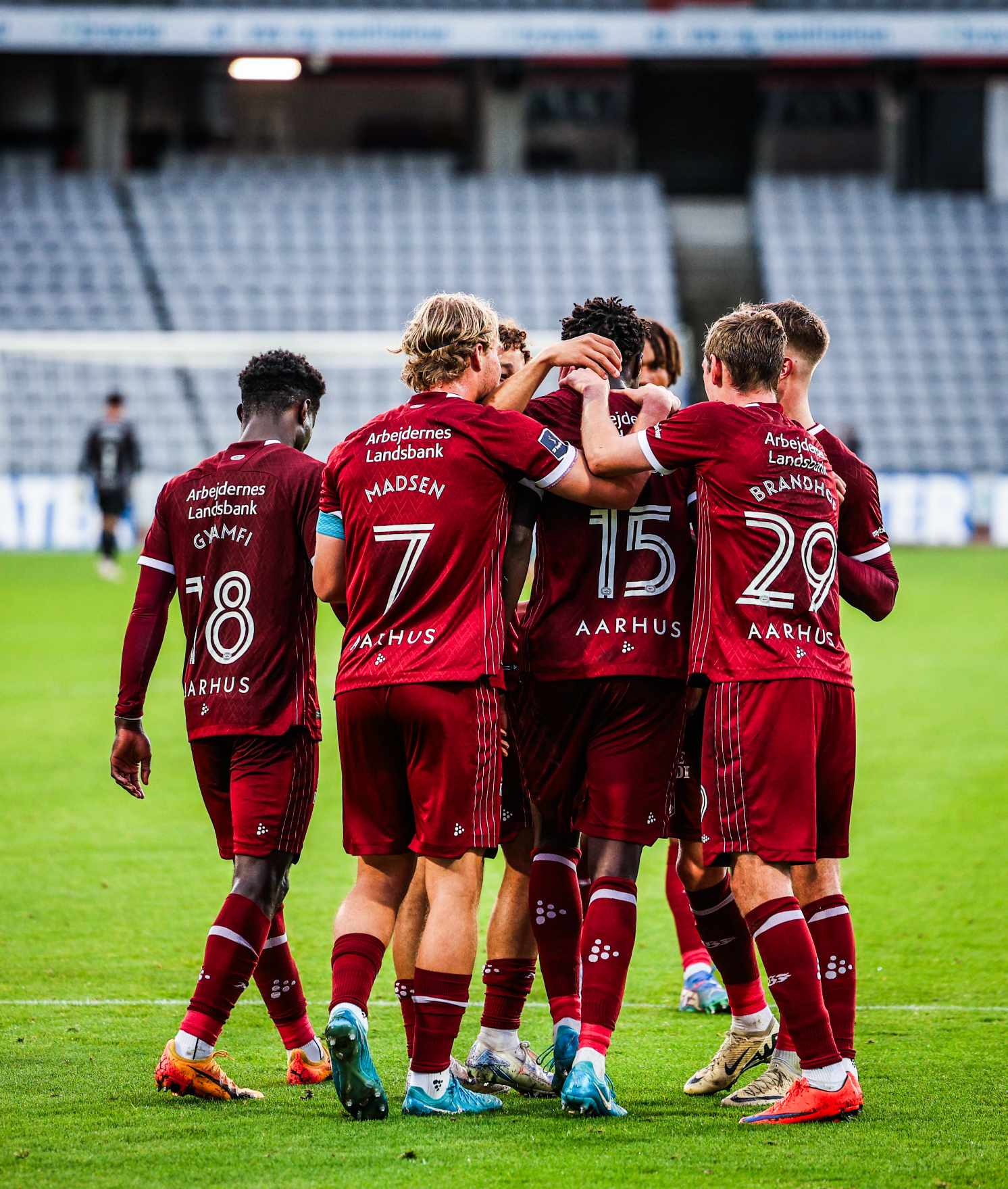 Holdet jubler efter Badji-scoring.