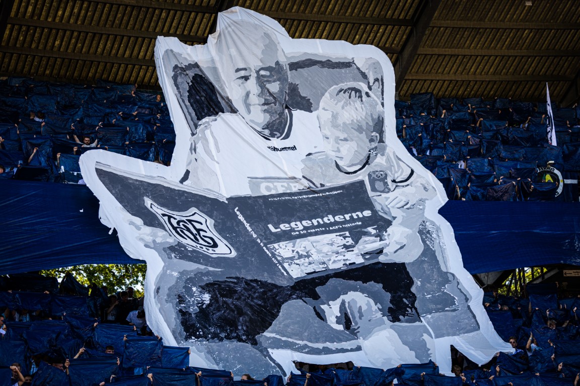 AGF fans laver tifo mod FC Nordsjælland, hvor man fejrer AGF's lange historie og klubbens legender.