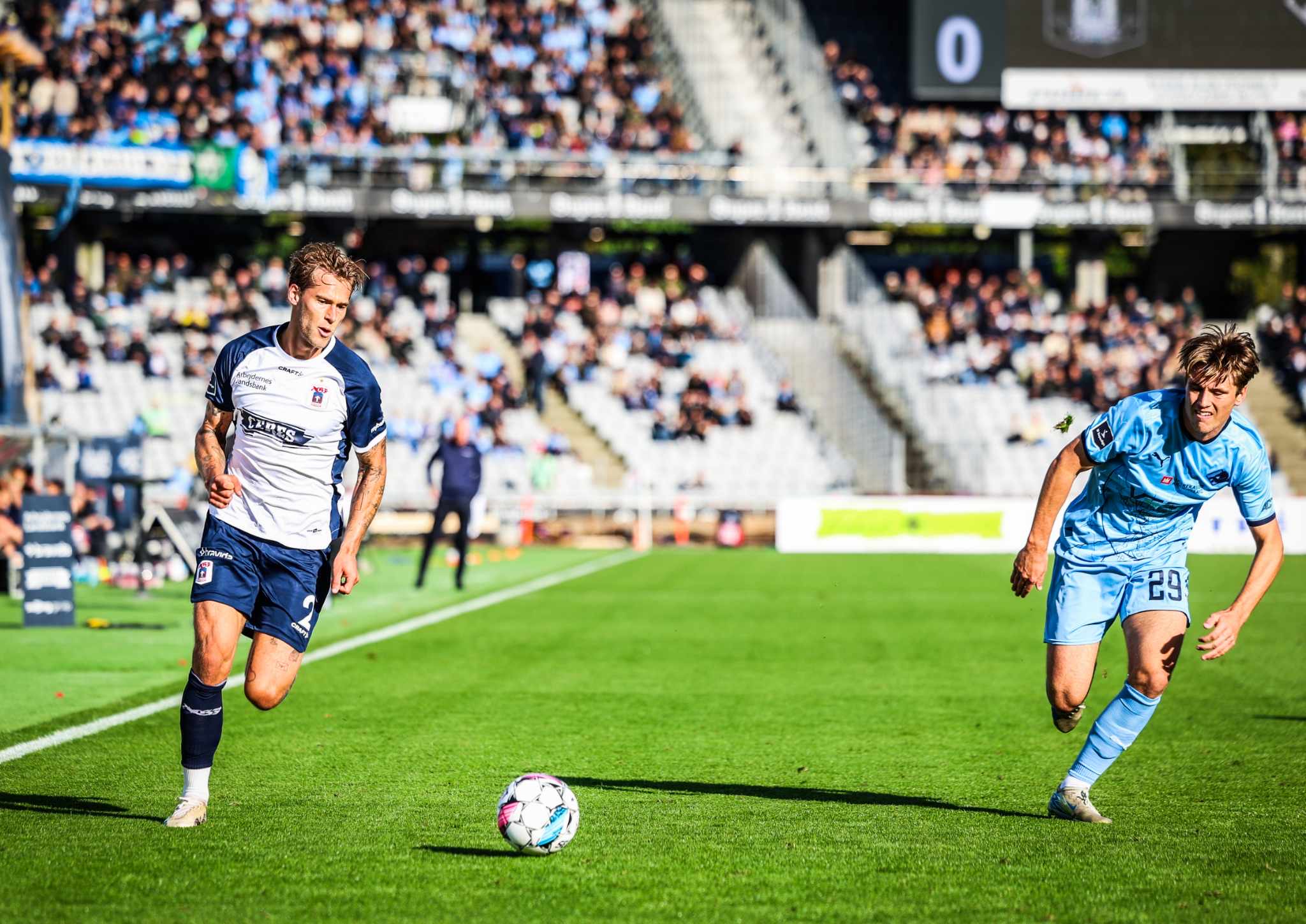 Felix Beijmo dribler mod Randers FC.