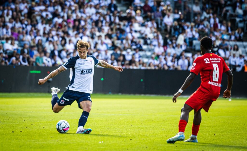 Felix Beijmo svinger højreskøjten for AGF mod FC Nordsjælland d. 31. august 2024.