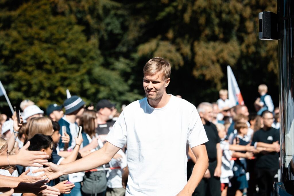 Frederik Tingager ankommer til Ceres Park.