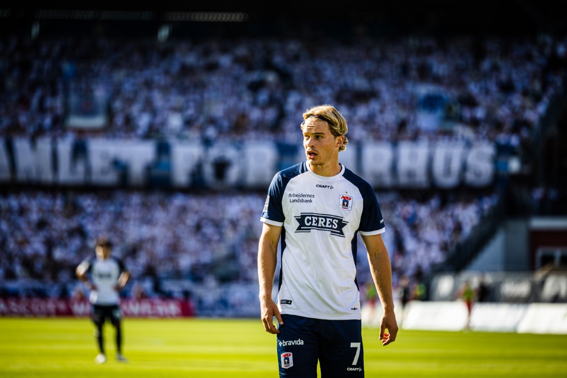 Mads Emil Madsen i fokus på Ceres Park med AGF's fans i ryggen.