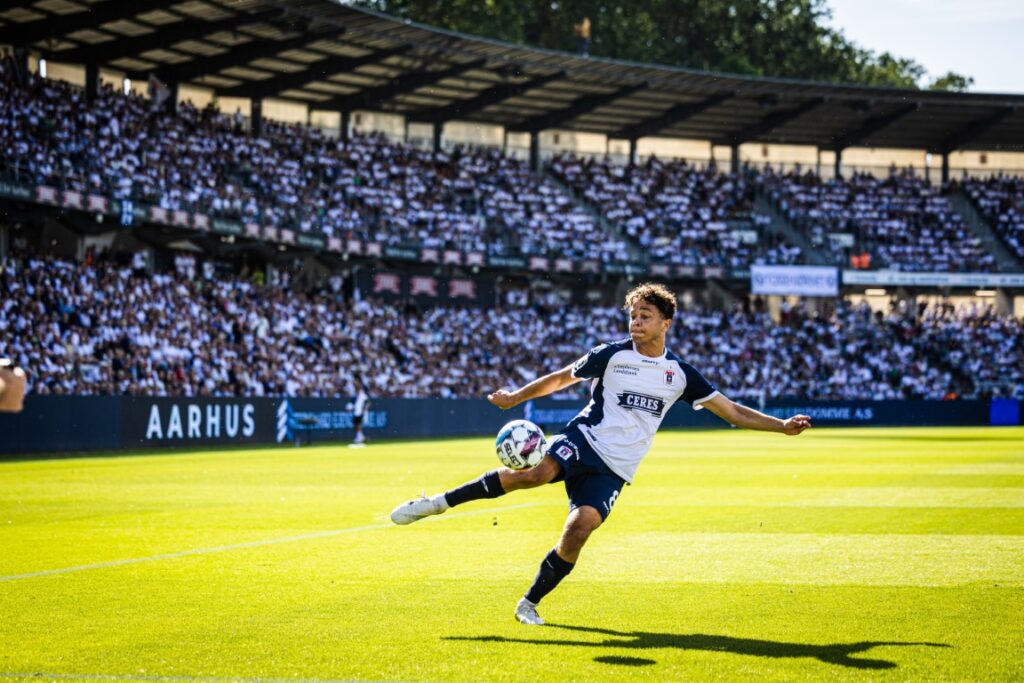 Mikael Anderson sparker til bolden med fuld koncentration.