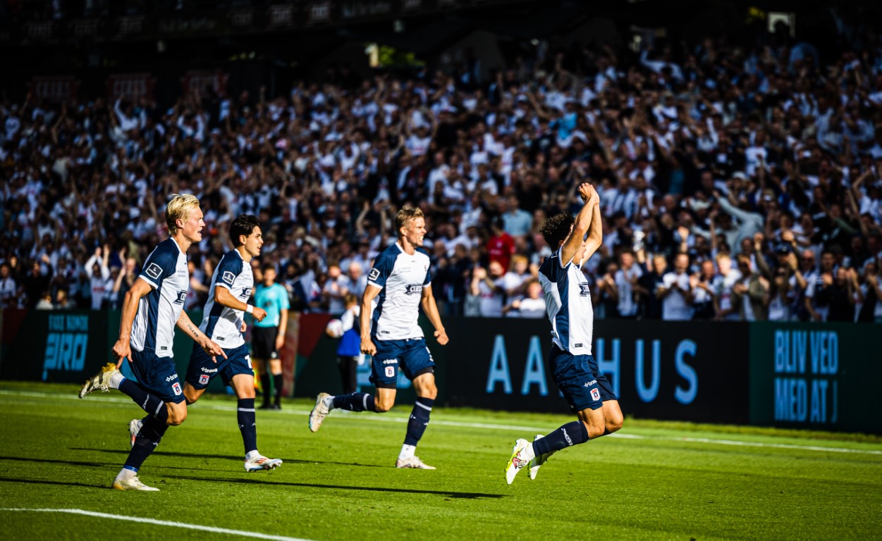 Mikael Anderson kaster sig flyvende på knæene, og Frederik Tingager, Tobias Bech og Eric Kahl gør ham selskab i en fejring af endnu en AGF-scoring på Ceres Park.