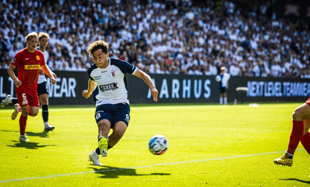 Mikael Anderson sender et indlæg ind i feltet for AGF.