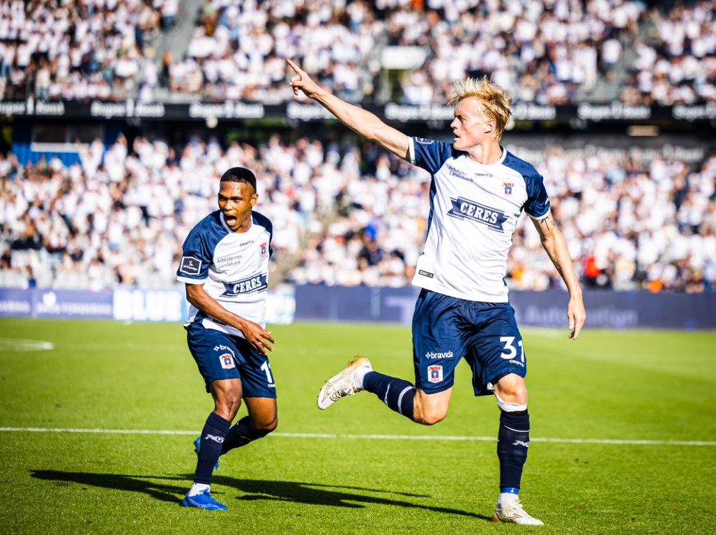 Tobias Bech og Gift Links fejrer en scoring for AGF på Ceres Park.