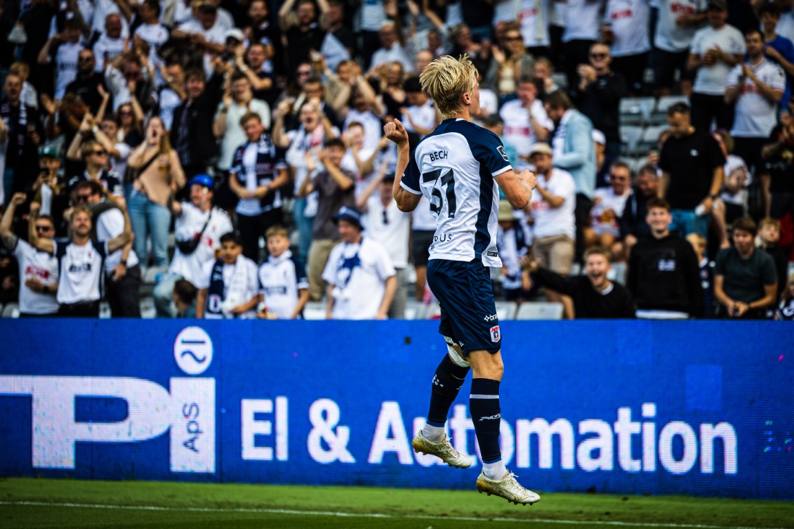 Tobias Bech i flyvende måljubel.