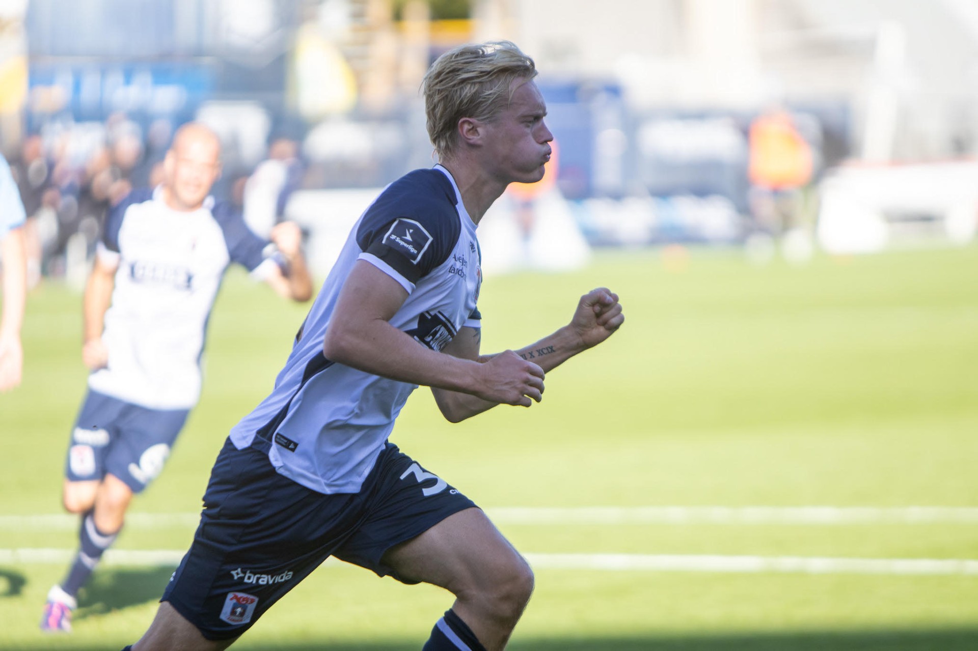 Tobias Bech knytter næven efter scoring på Ceres Park.