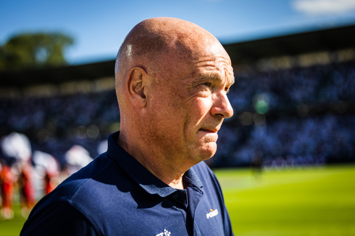 Uwe Rösler med solen i ansigtet på en smuk sommerdag på Ceres Park.