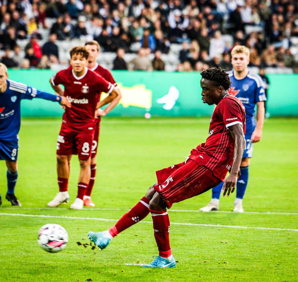 Youssouph Badji sparker straffe på Ceres Park.