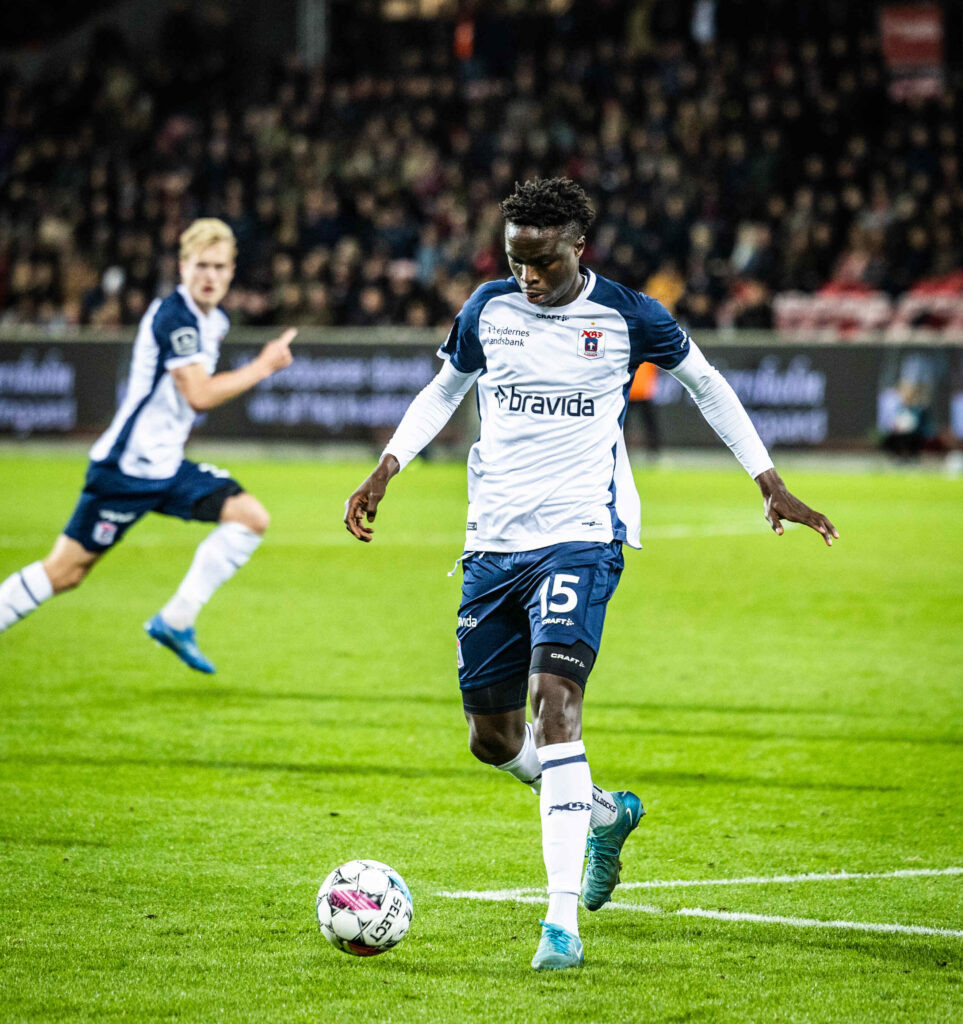 Youssouph Badji med bolden for fødderne.