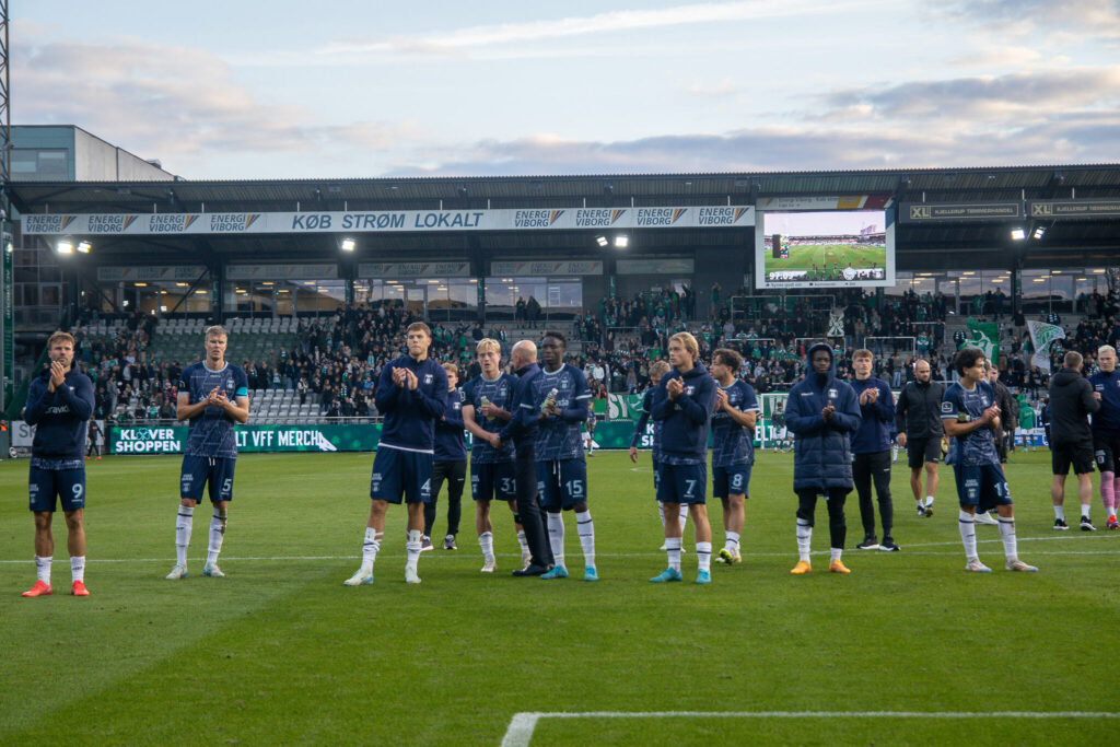 AGF-holdet klapper til fansene efter kamp i Viborg.