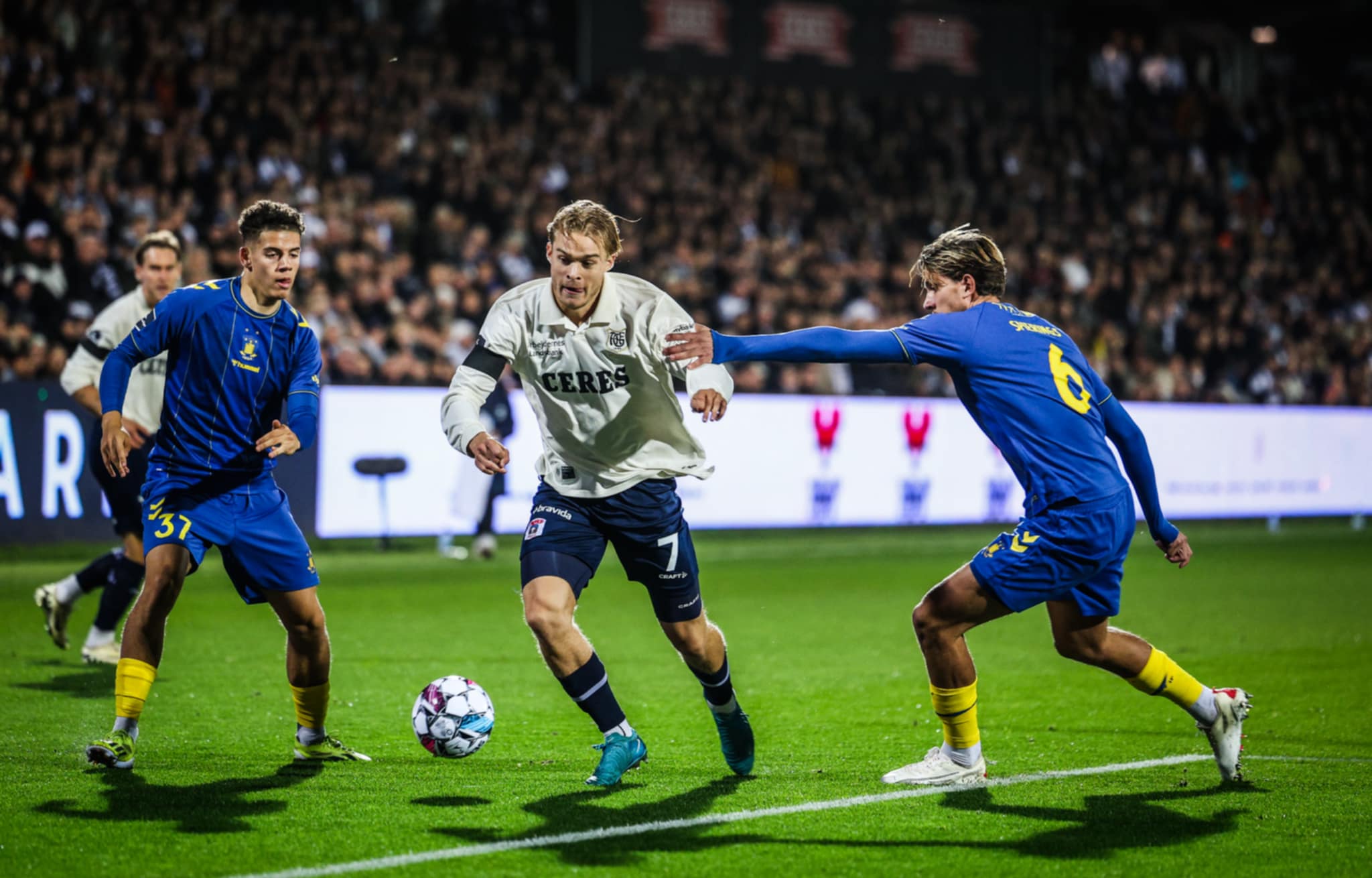 Mads Emil Madsen driver bolden fremad mod Brøndby IF.