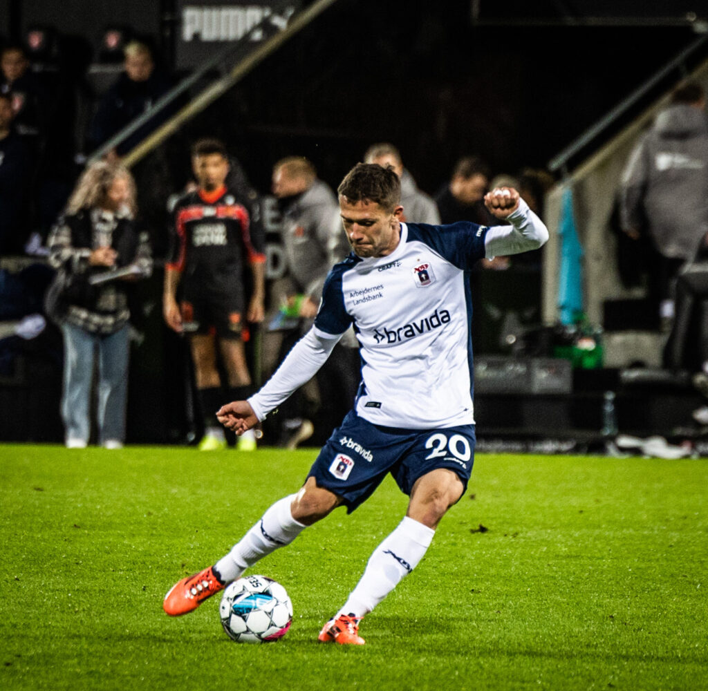 Mikkel Duelund med bolden for fødderne på MCH Arena.