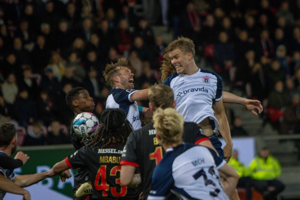 Patrick Mortensen og Frederik Tingager i duel mod FC Midtjylland.