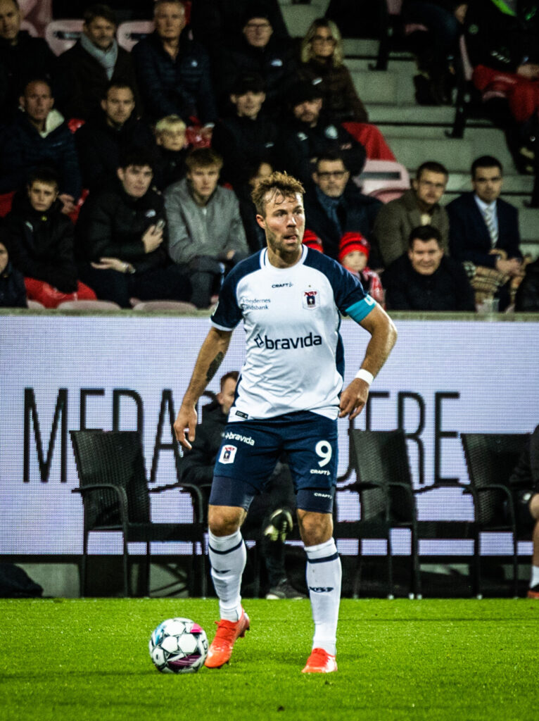 Patrick Mortensen med bolden for fødderne.