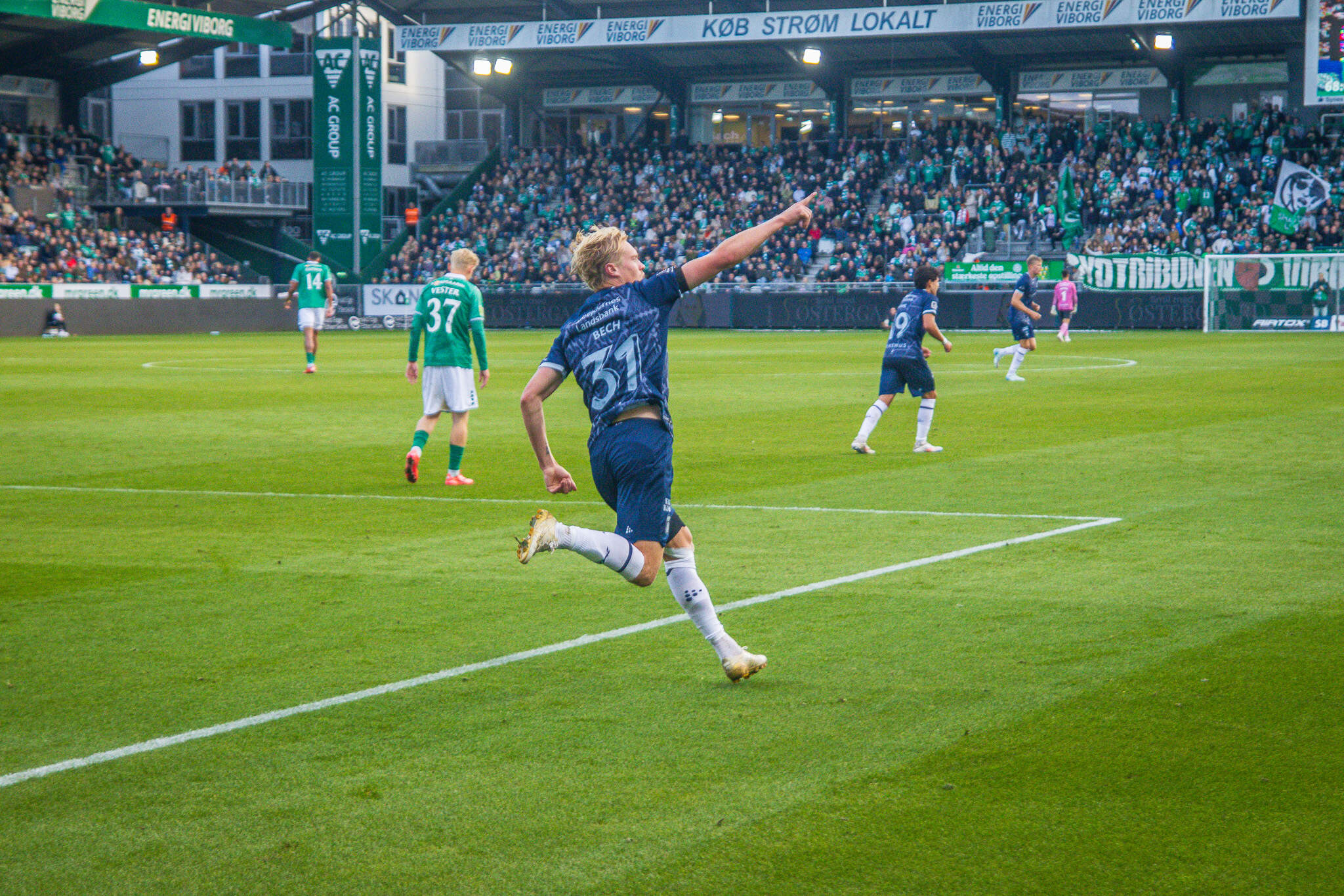 Tobias Bech jubler efter scoring på Viborg Stadion.