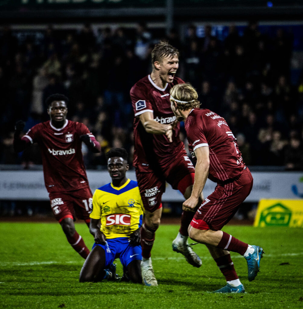 Frederik Tingager og Mads Emil Madsen jubler efter scoring i Skive.