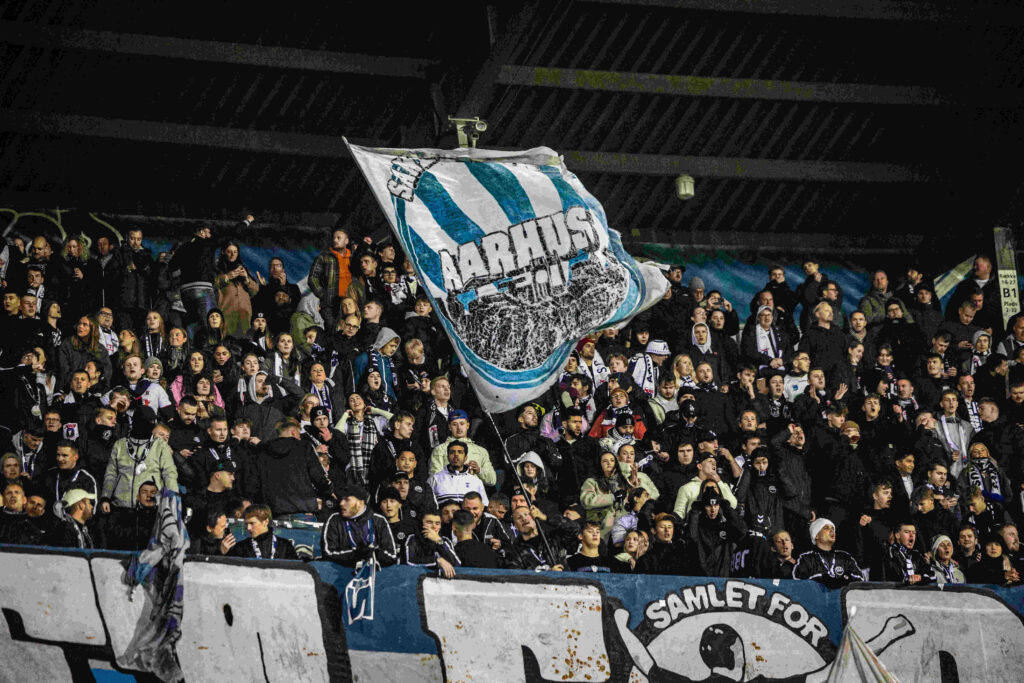 Samlet for Aarhus på stemningstribunen på Ceres Park.