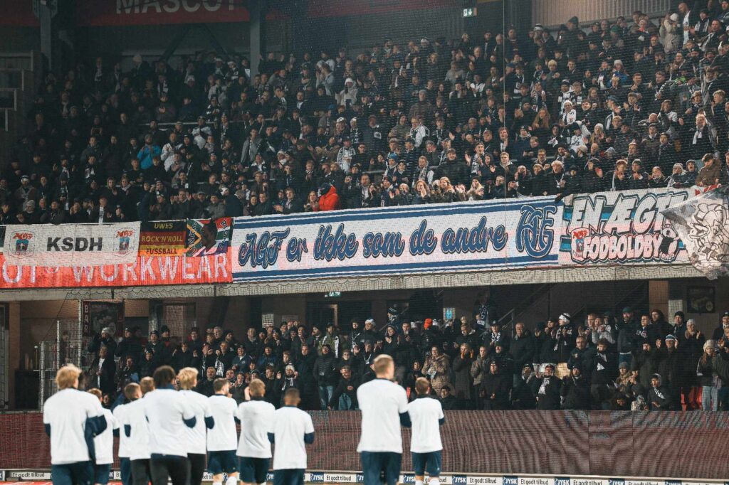 AGF-fans på JYSK Park med "AGF er ikke som de andre"-banner.