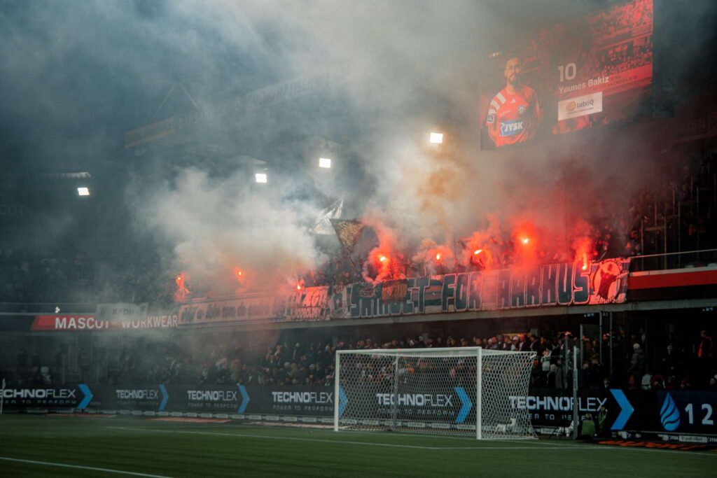 AGF-fans med pyro på JYSK Park.