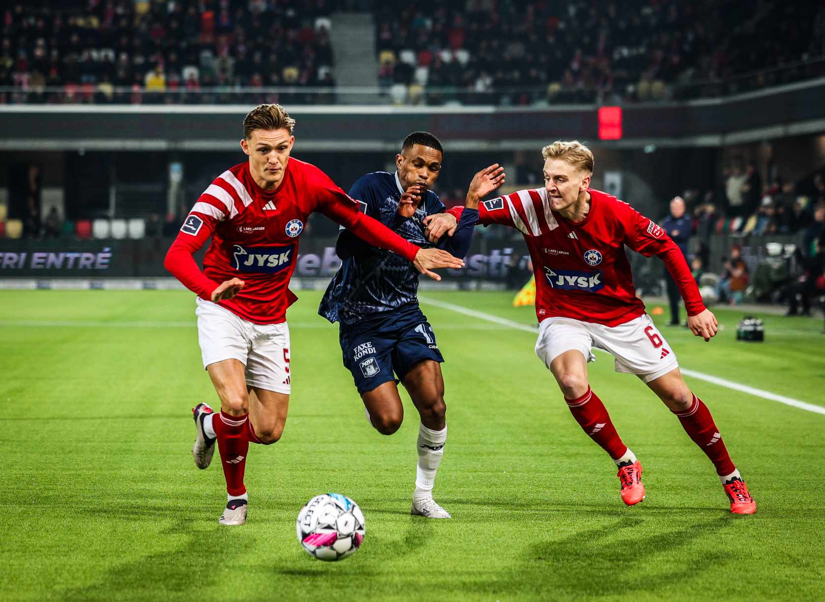 Gift Links i duel på JYSK Park.