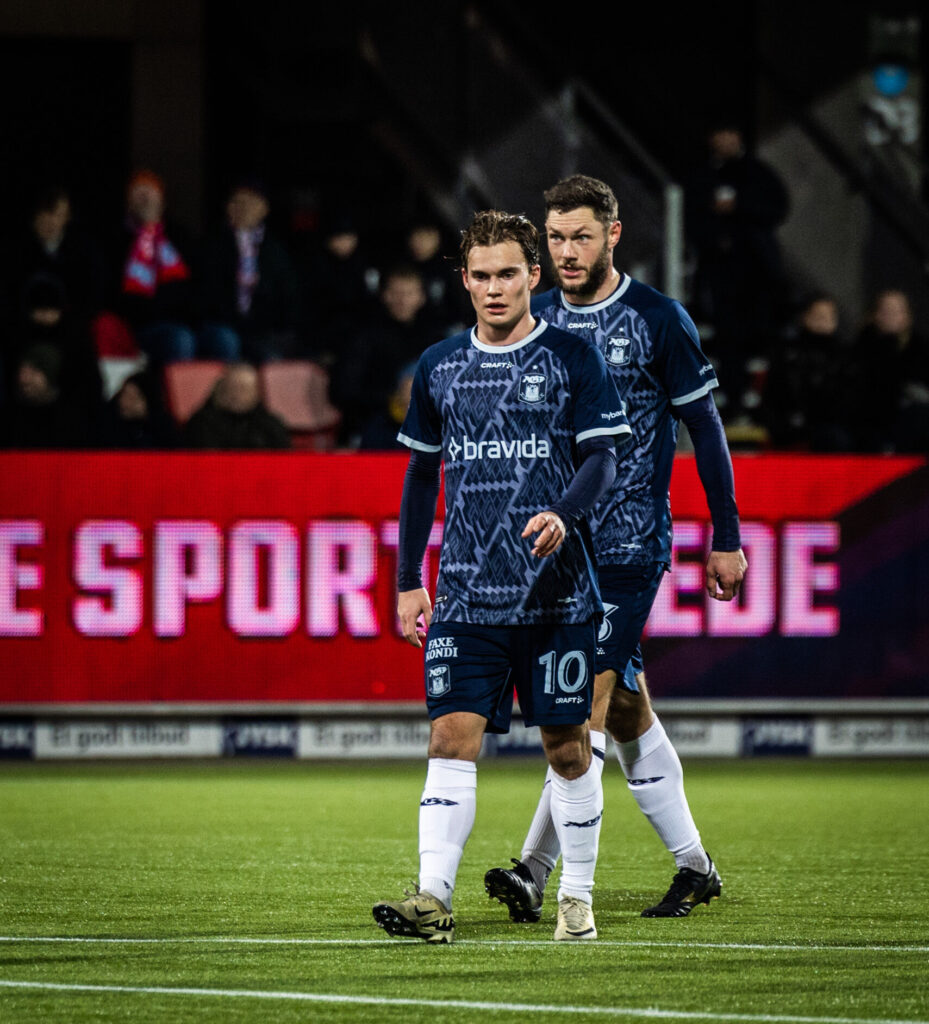 Kristian Arnstad og Henrik Dalsgaard går på JYSK Park.