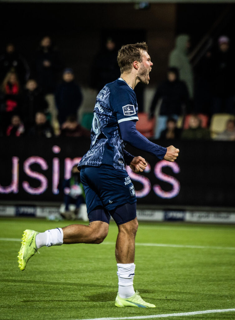 Patrick Mortensen jubler efter scoring mod Silkeborg.