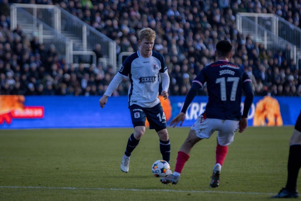 Tobias Mølgaard med bolden for fødderne imod AaB.
