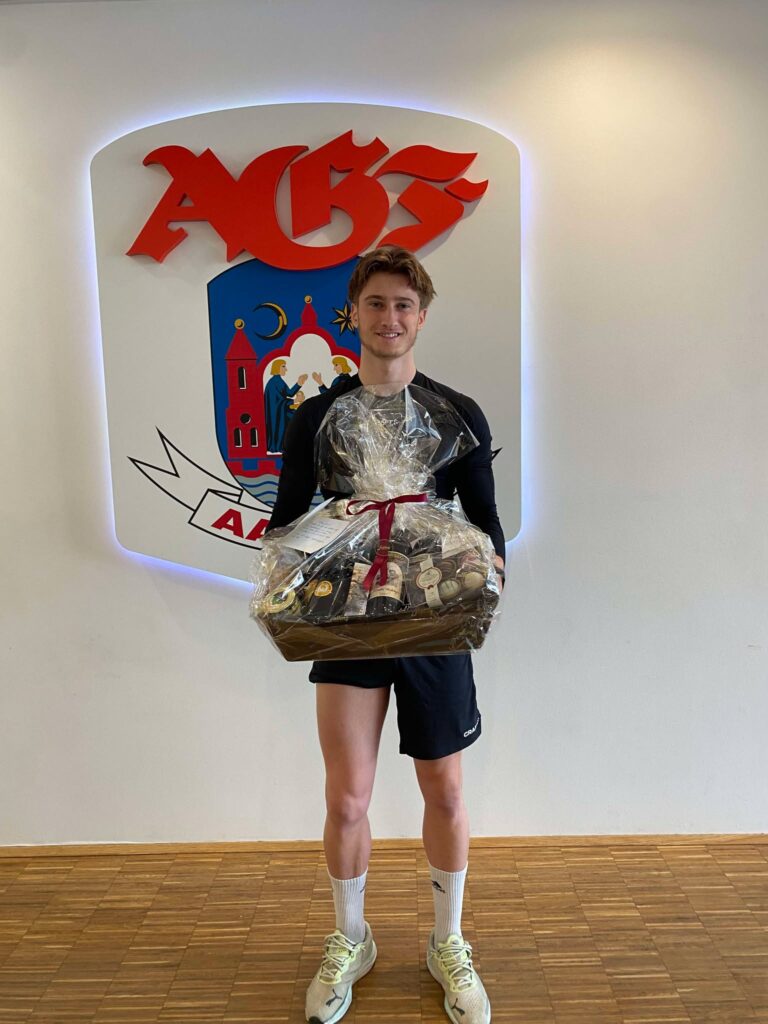 Jacob Andersen modtog gave fra AGF-fansene.