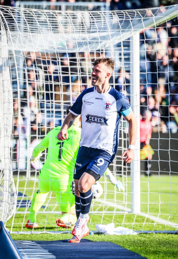 Patrick Mortensen jubler efter scoring imod AaB i Vejlby.