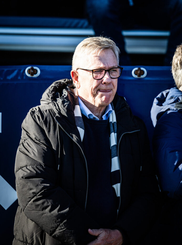 Peter Rudbæk overvære en kamp på Ceres Park Vejlby.