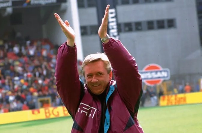 Peter Rudbæk klapper på stadion.
