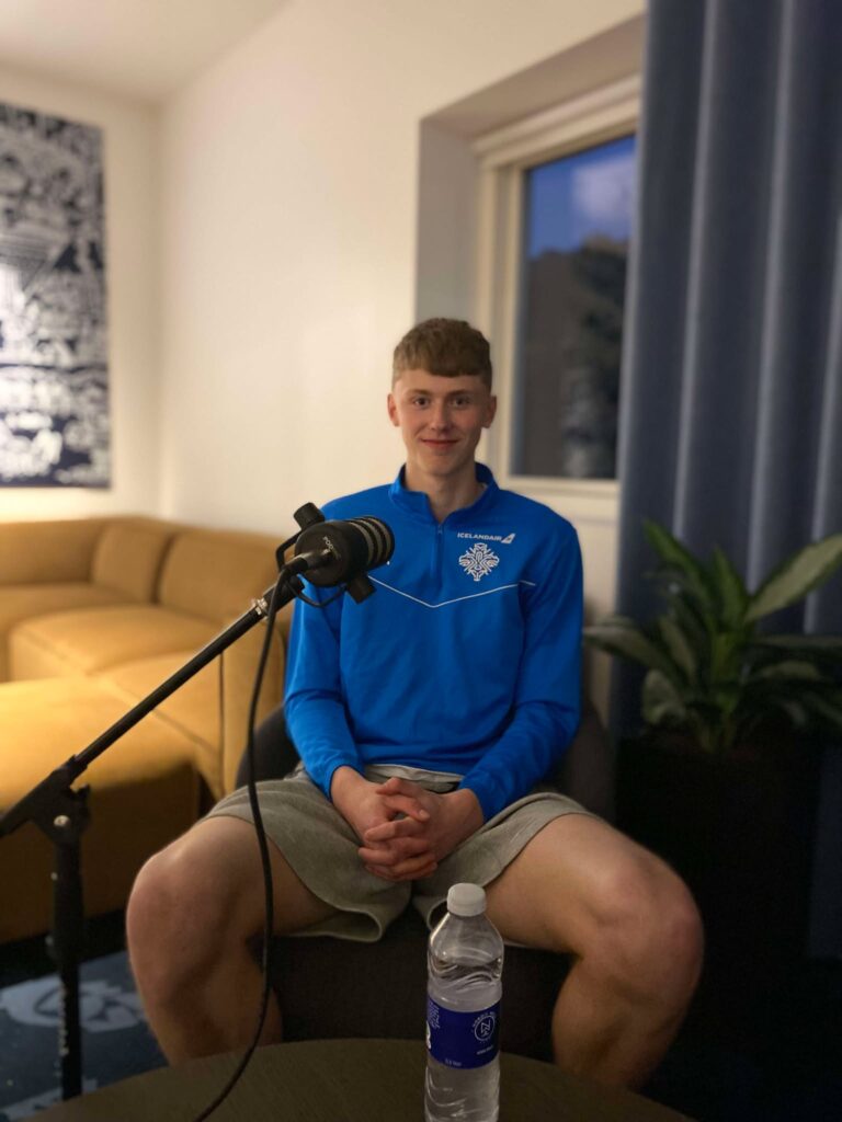 Sölvi Stefansson med mikrofon.