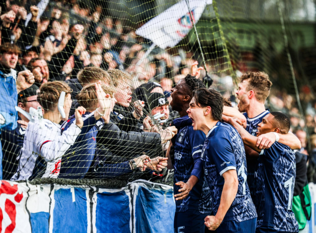 AGF-holdet og fansene fejrer en Badji-scoring i Vejle.