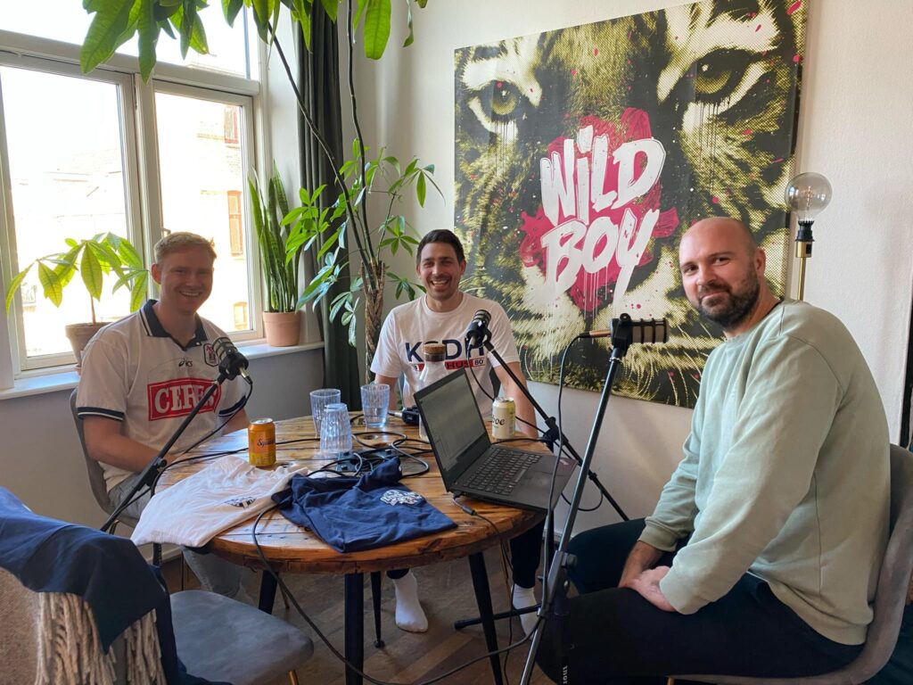 Frey Bech Mikkelsen, Jonas Roulund og Rasmus Thomsen i studiet med podcasten Lyden AGF.