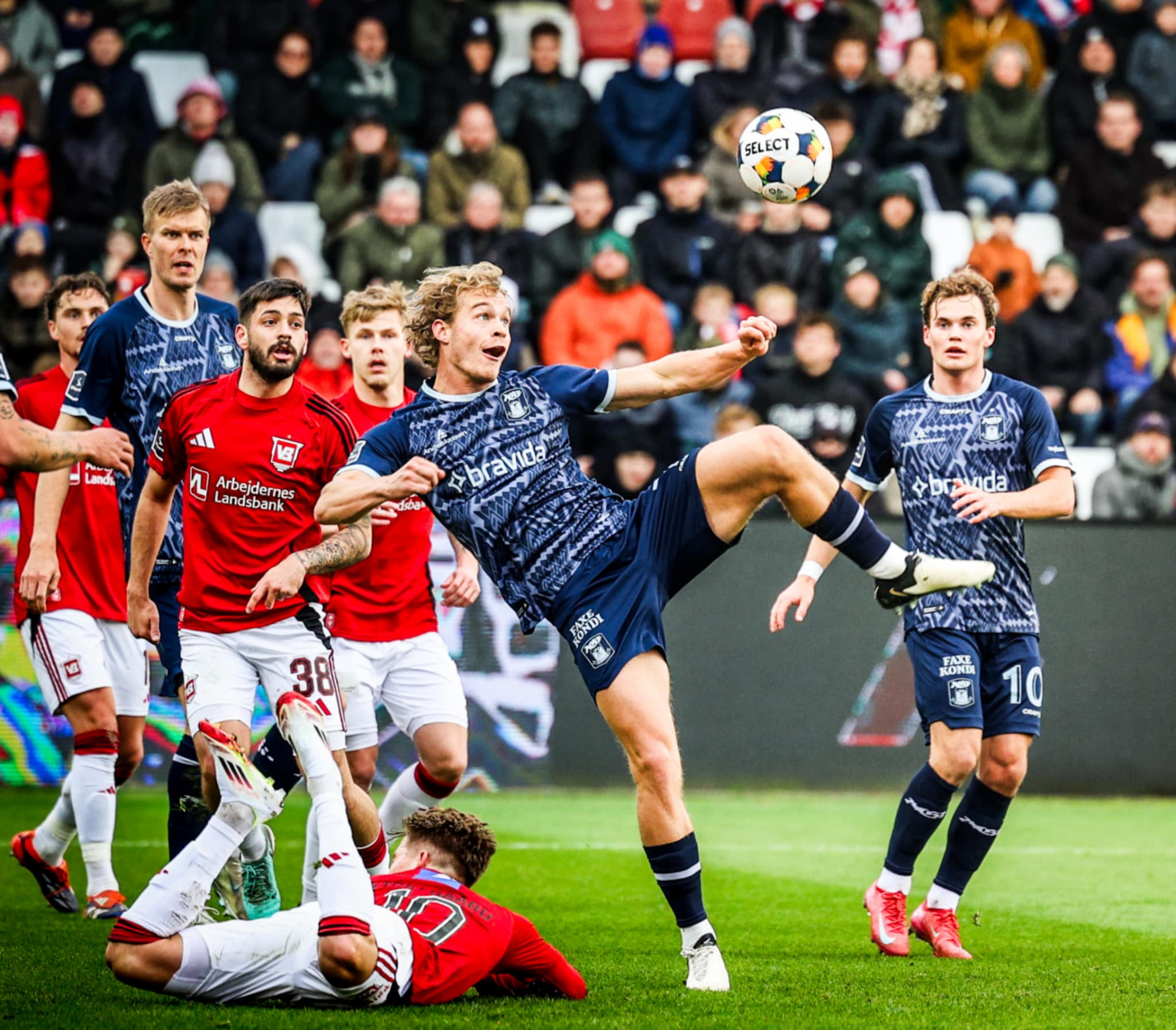 Mads Emil Madsen i kamp mod Vejle Boldklub.