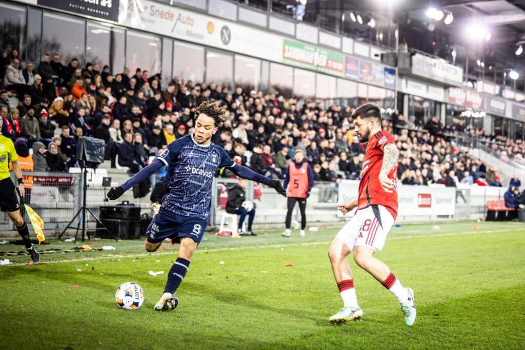 Mikael Anderson med bolden mod Vejle Boldklub.