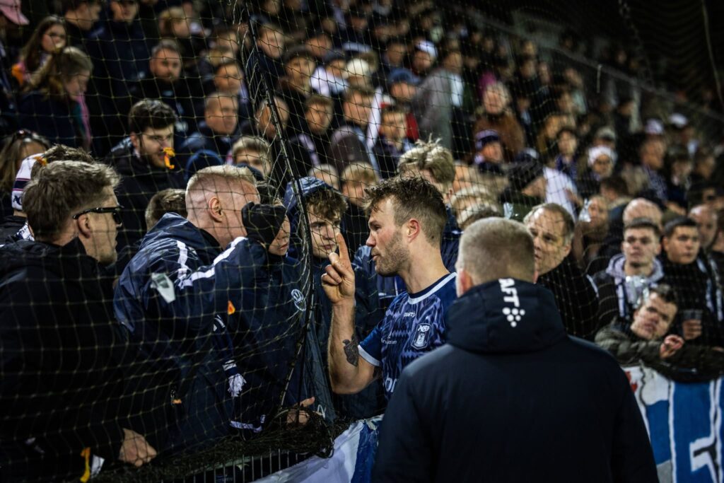 Patrick Mortensen diskuterer med fans på Vejle Stadion.