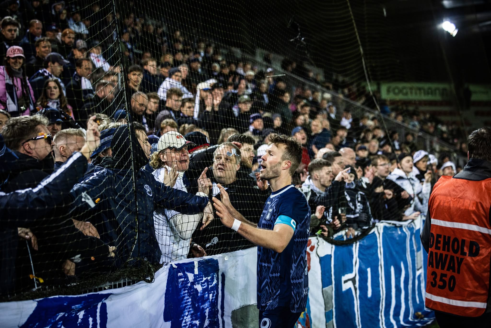 Patrick Mortensen diskuterer med fans i Vejle.