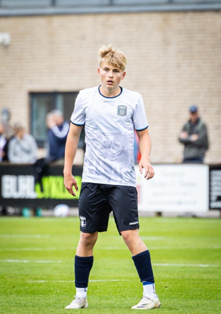 Oskar Skou Haugstrup på banen for AGF Talent.