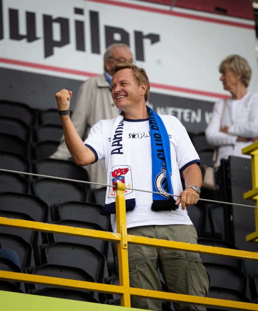 Rasmus Tantholdt med knyttet næve på stadion.