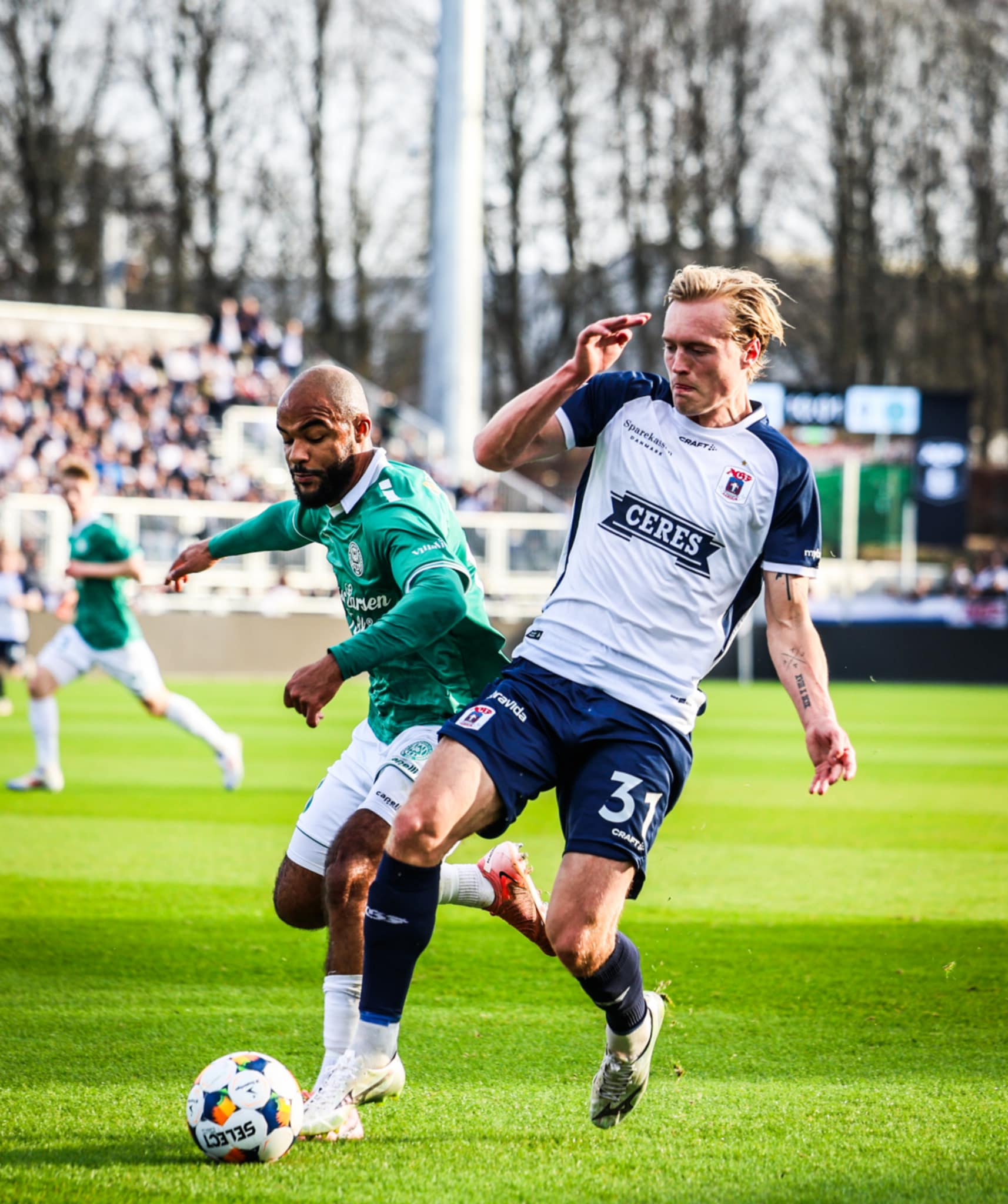 Tobias Bech i kamp mod Viborg FF.