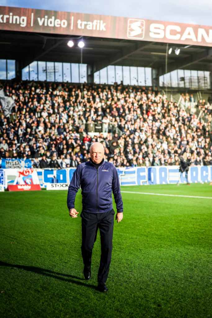 Uwe Rösler på Vejle Stadion med fans i ryggen.